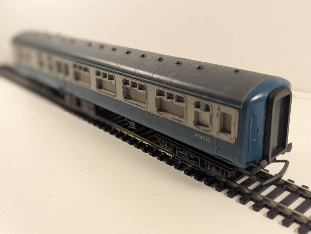 Hornby BR InterCity Mk1 Brake/Corridor Coach M14052 – Needs Deep Clean