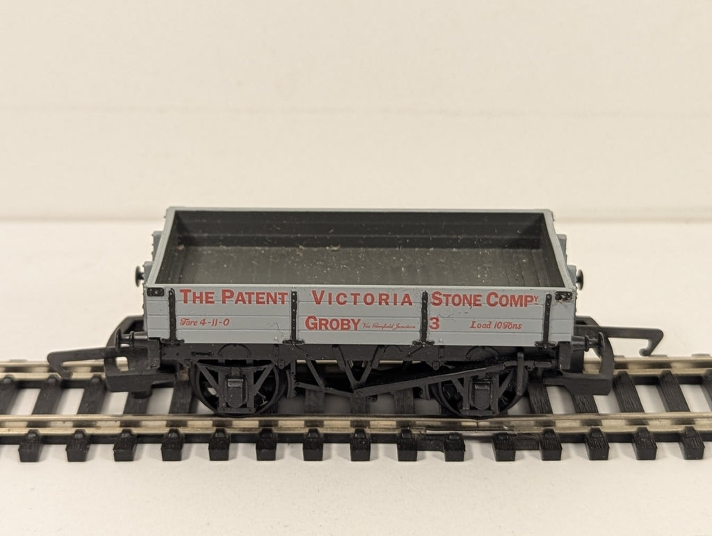 Hornby 37-930 3 Plank Wagon 'The Patent Victoria Stone Co.' finished in Grey liv
