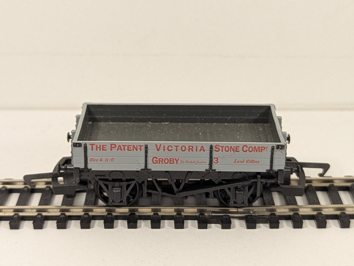 Hornby 37-930 3 Plank Wagon 'The Patent Victoria Stone Co.' finished in Grey liv