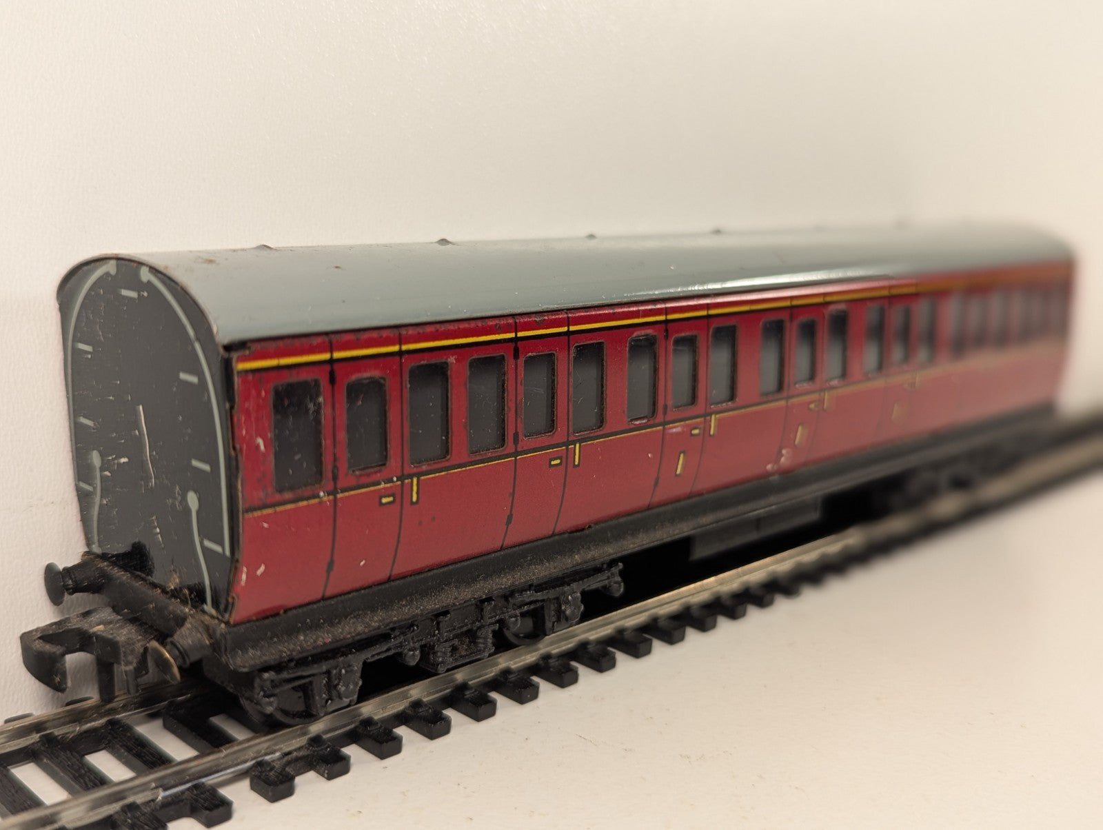 Hornby Dublo OO Gauge BR Mk1 Suburban Composite Coach Maroon