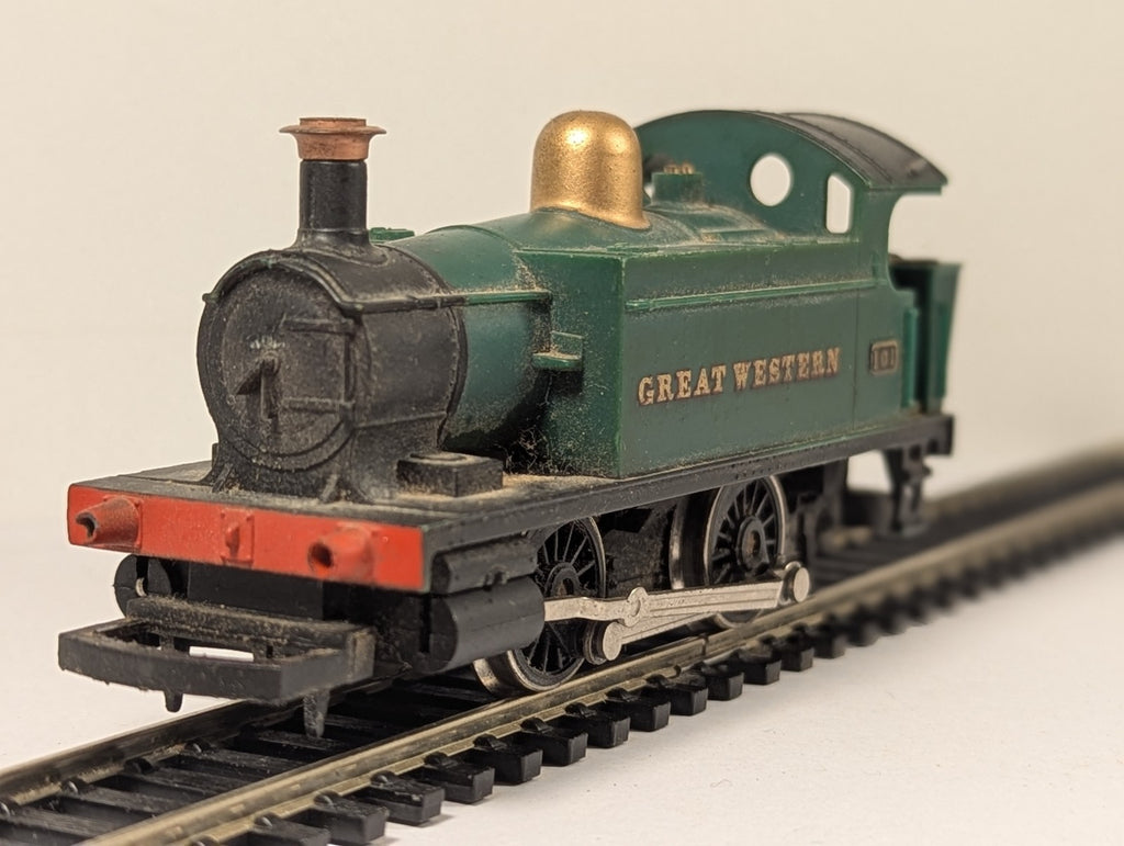 Hornby OO Gauge Holden Class 101 0-4-0T locomotive in GWR green livery on model railway track