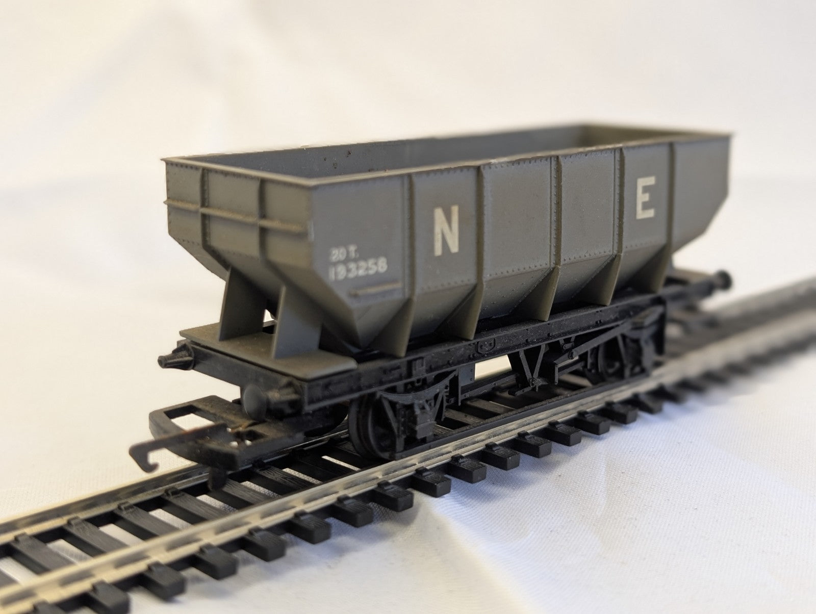 Mainline 937357 20T Hopper Wagon LNER “NE” Grey