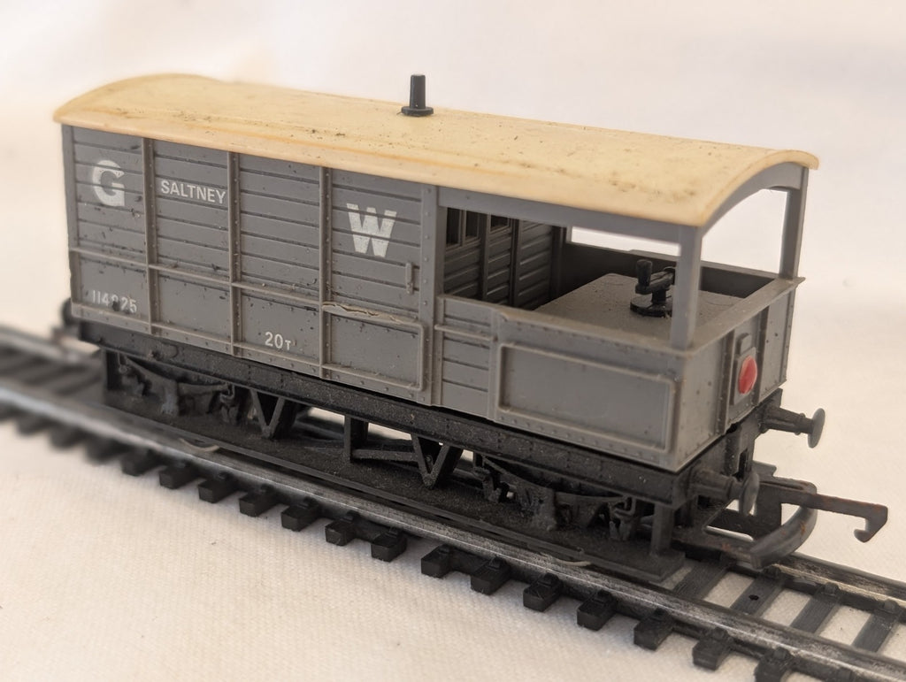 Hornby R018 OO Gauge GWR 20 Ton “Toad” Brake Van – Saltney