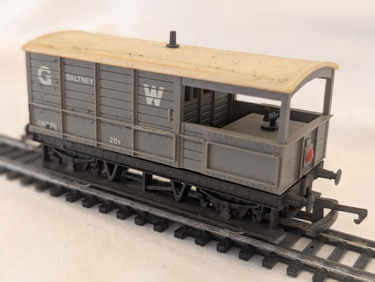 Hornby R018 OO Gauge GWR 20 Ton “Toad” Brake Van – Saltney
