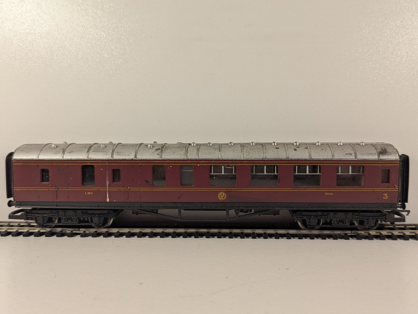 Hornby R475 OO Gauge LMS Brake 3rd Coach Crimson Lake