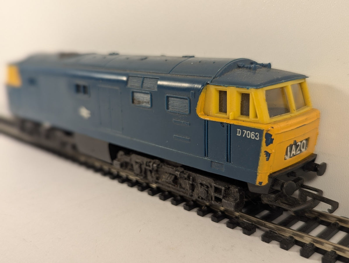 Hornby OO Gauge Class 35 Hymek Diesel Locomotive D7063 BR Blue R.758