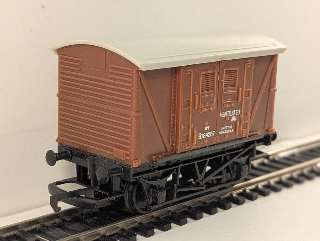 Hornby R205 OO Gauge BR 12 Ton Ventilated Van