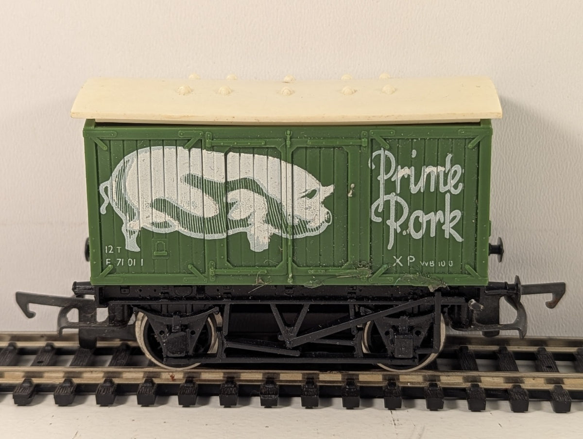 Hornby OO Gauge Prime Pork Closed Van (Warped Roof)