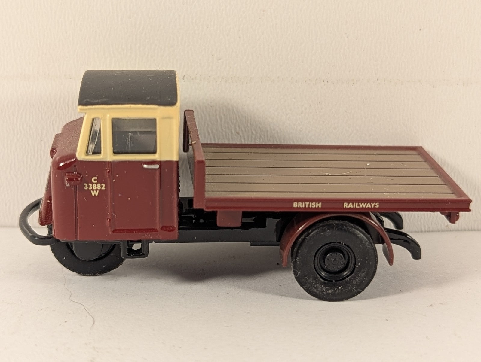 Oxford Diecast OO Gauge Scammell Scarab Flatbed Die-cast Vehicle JXA 495