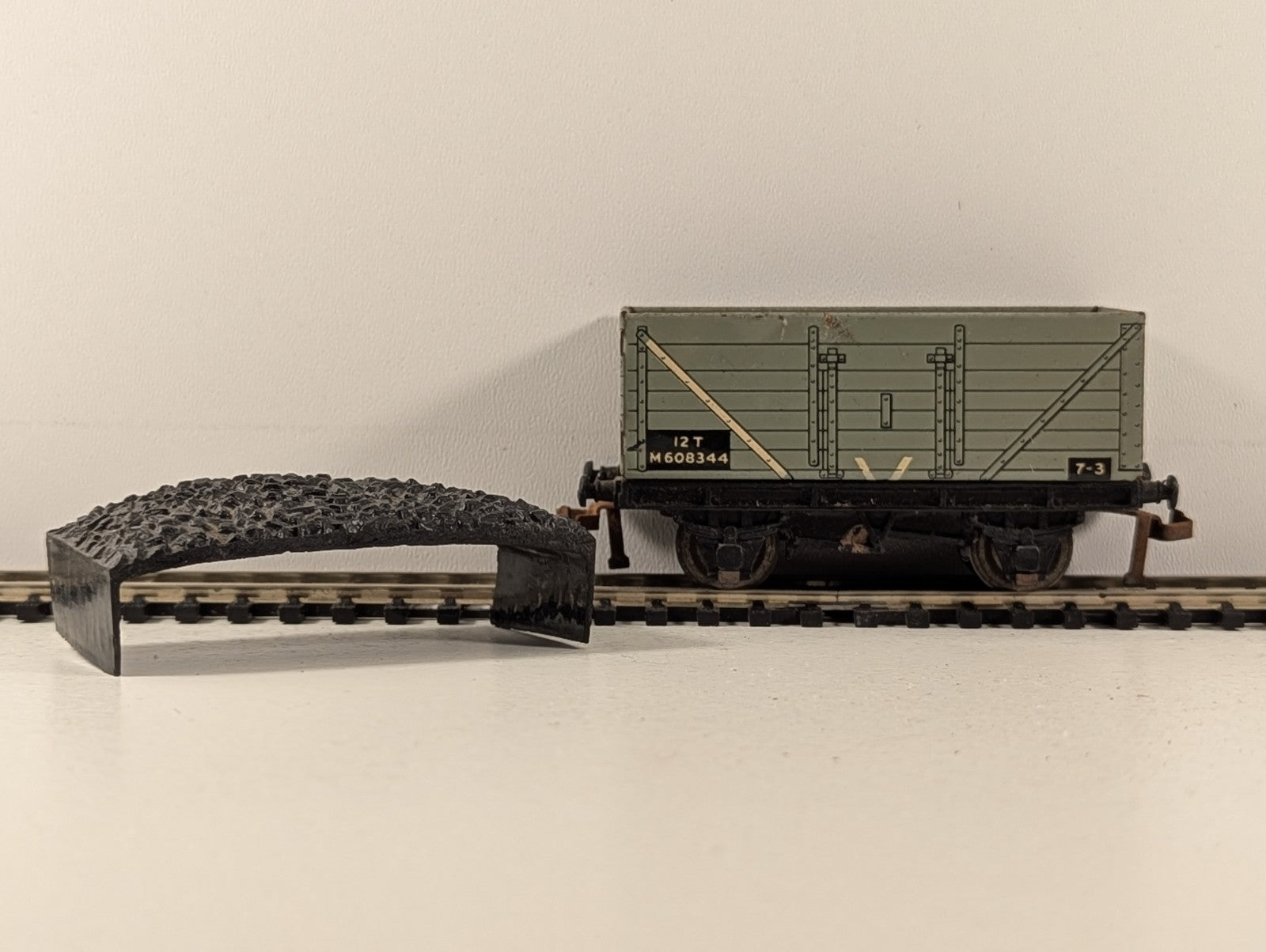 Hornby Dublo 32030 OO Gauge BR Grey D2 Coal Wagon with Coal Load - Boxed