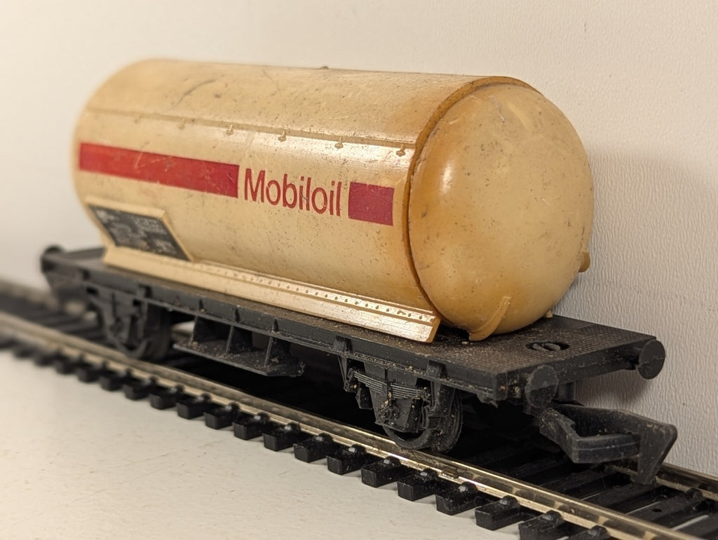 HO Scale Mobiloil Tanker Tank Wagon 805 7 426-3 Mobiloil