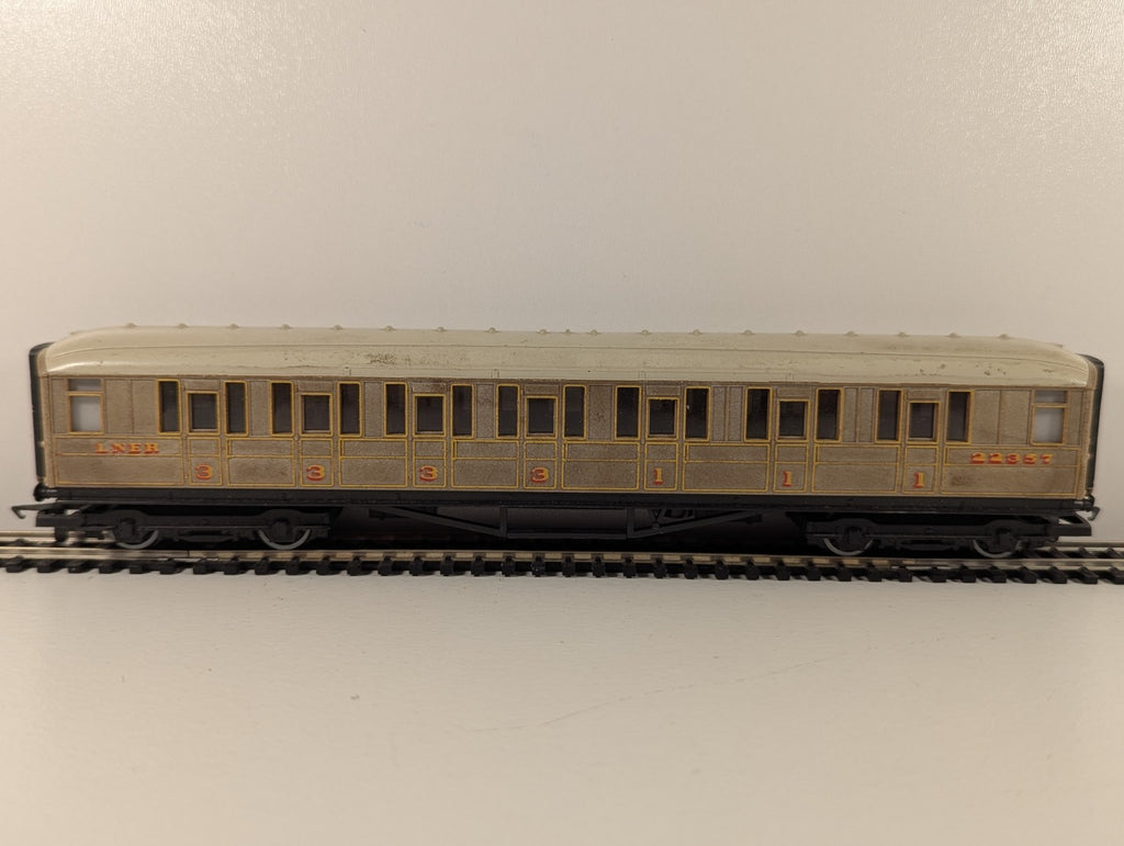 Hornby R435 LNER Gresley Composite Coach 22357 – OO Gauge
