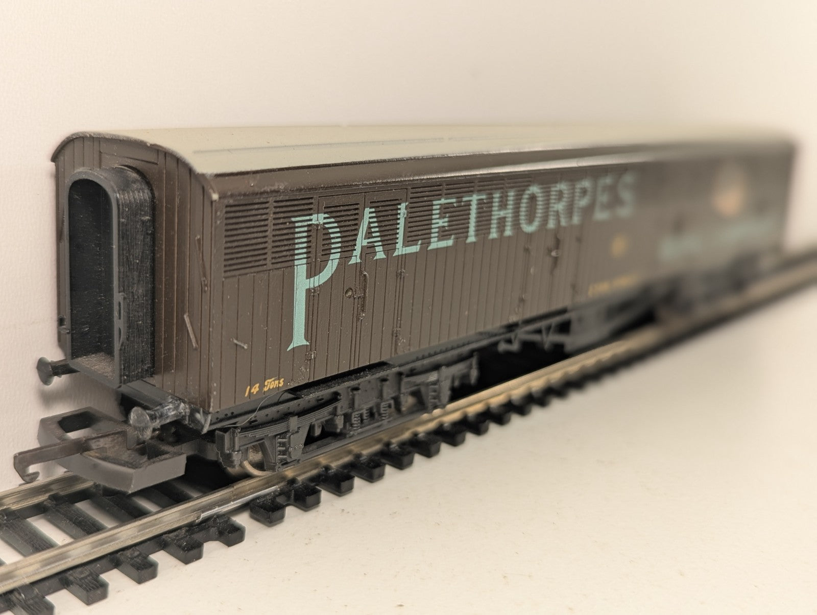 Lima OO Gauge GWR Siphon G Bogie Van Palethorpes 2766