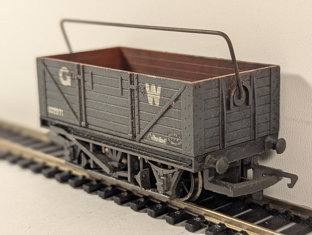 Hornby OO Gauge GWR 5 Plank Open Wagon with Sheet Support Goods Wagon 102971