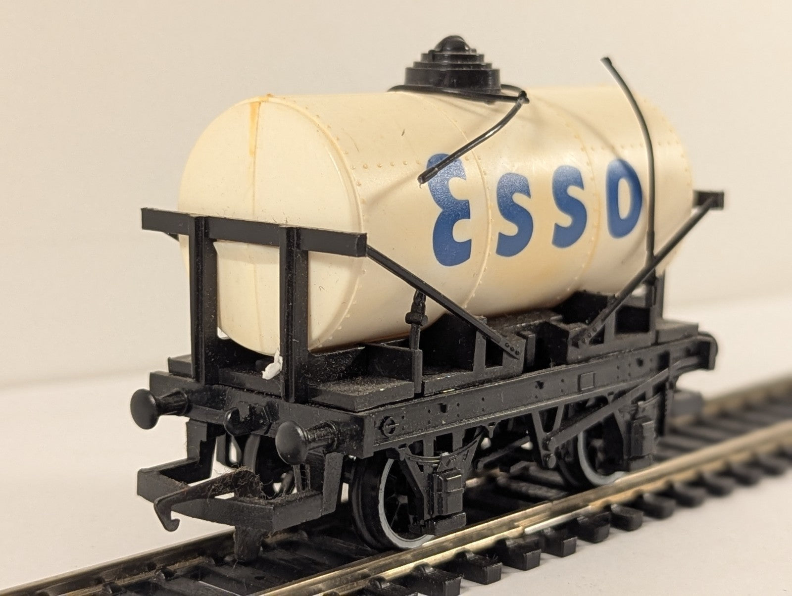 Hornby R713 Esso Tank Wagon OO Gauge - Damaged Plastic pipes