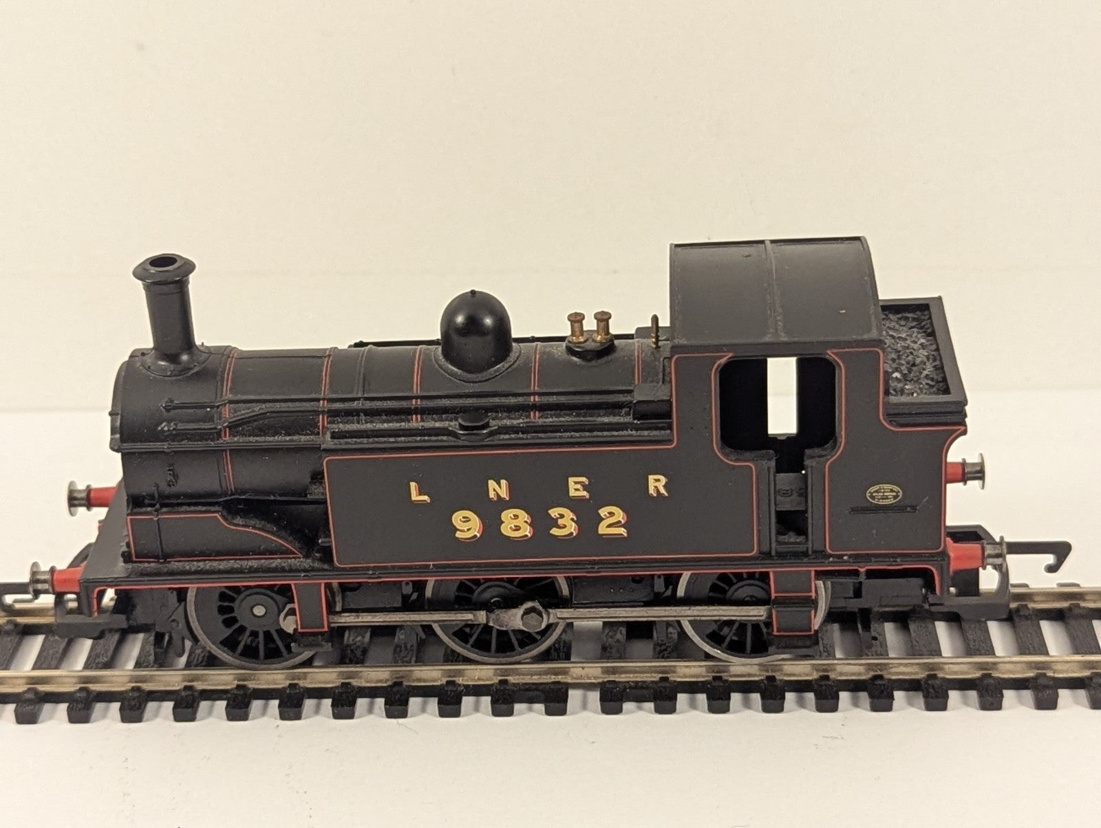 Hornby R2325 LNER Class J83 0-6-0T No.9832 OO Gauge - Boxed - Needs Attention