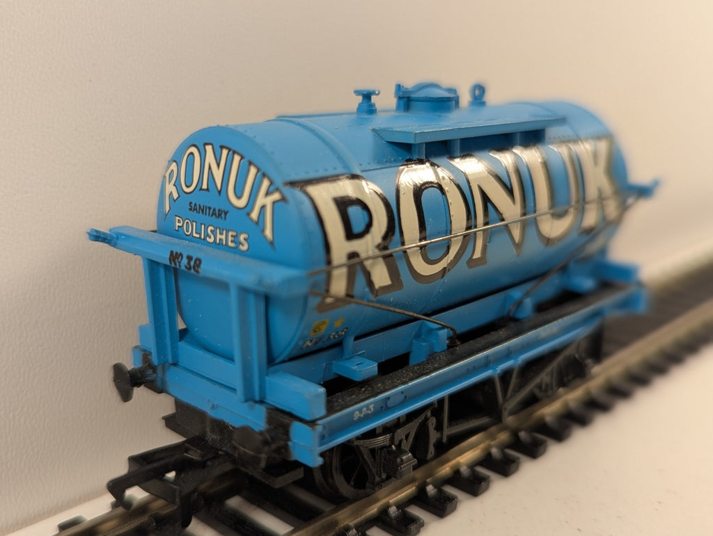 Mainline OO Gauge 37410 Tank Wagon Ronuk Livery