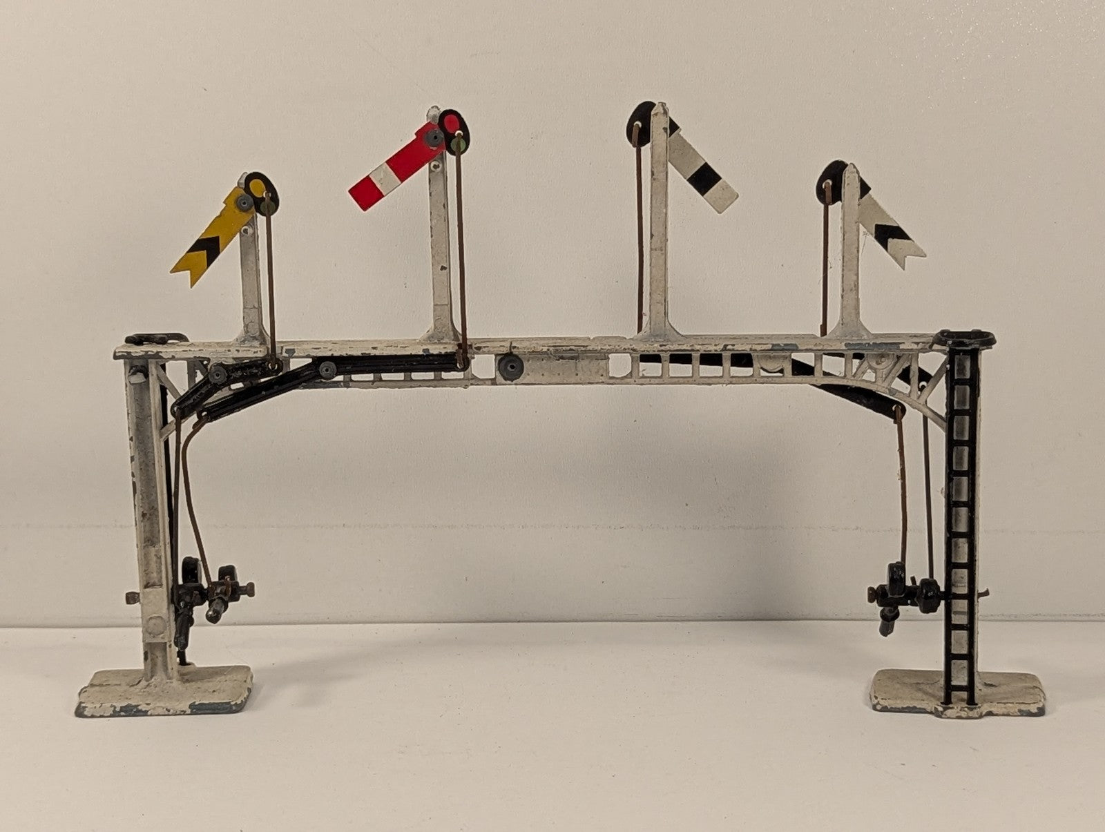 Crescent Toys OO Gauge Four Arm Signal Gantry Signals White