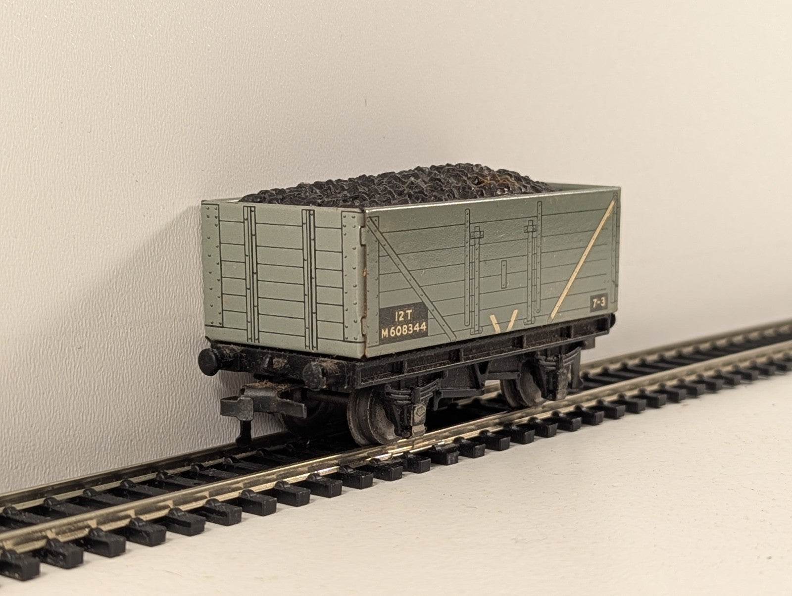 Hornby Dublo 32030 OO Gauge BR Grey D2 High-Sided Coal Wagon with Coal Load