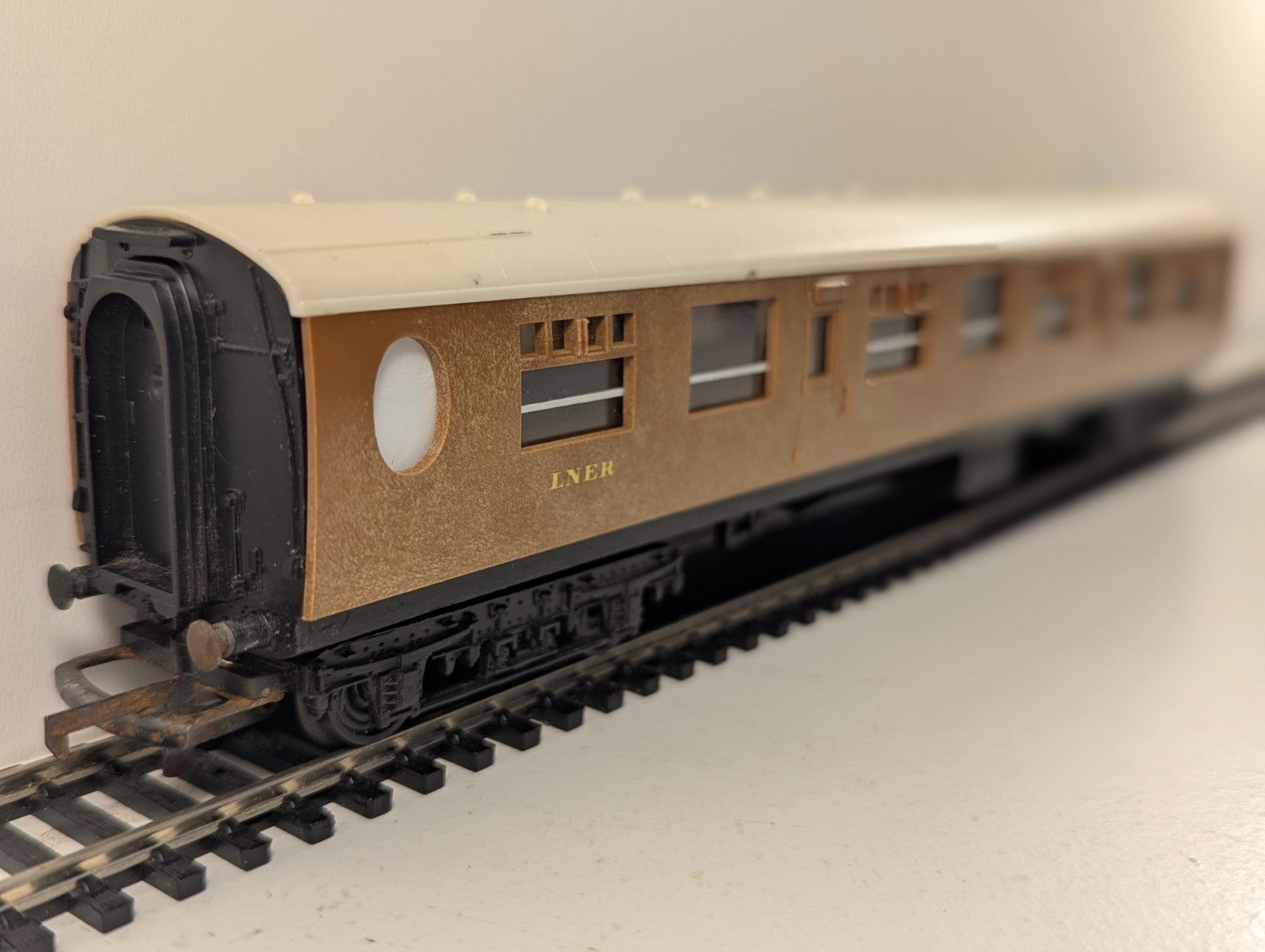 Hornby R745 OO Gauge LNER Teak Full Third Coach