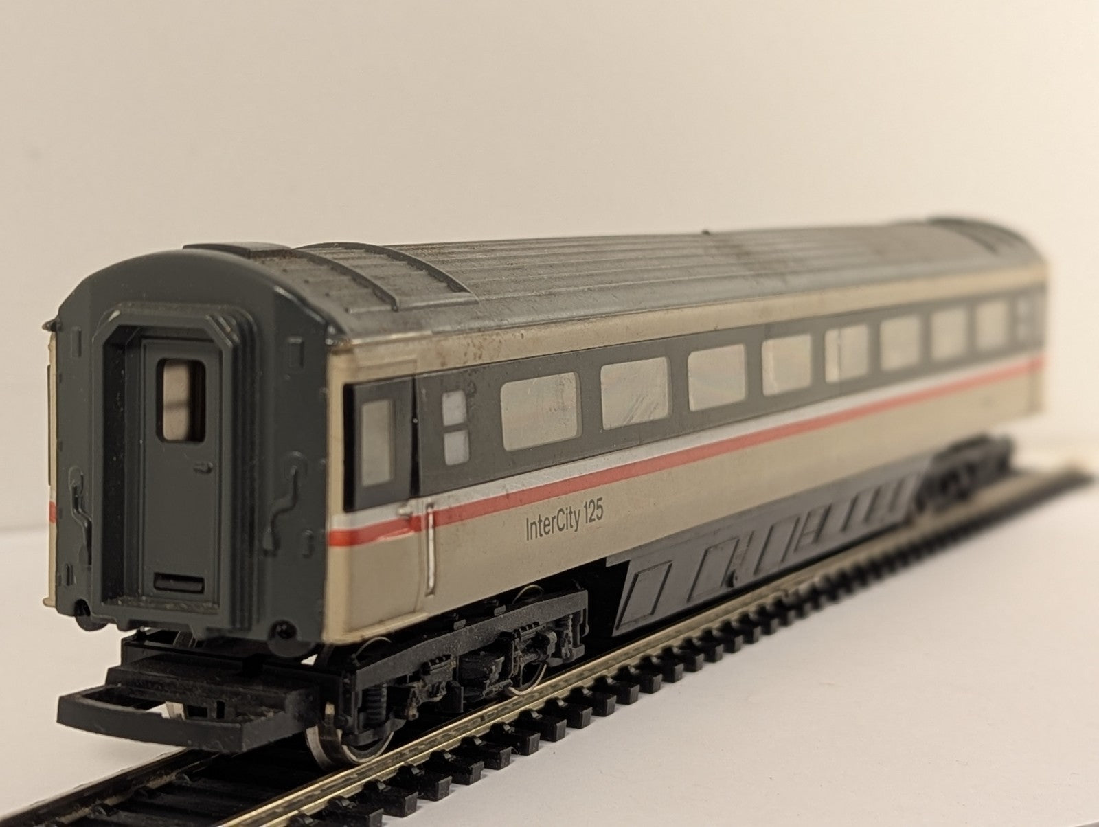 Hornby OO Gauge BR Mk3 Tourist Second Open (TSO) Coach Passenger Coach 42251