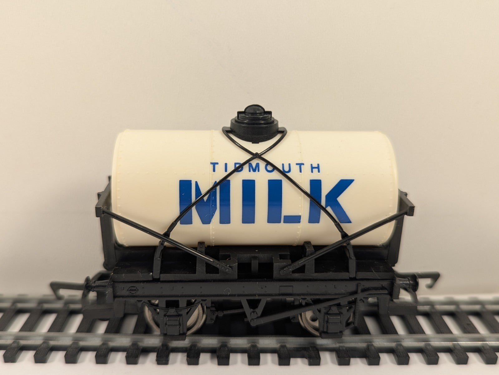Hornby R105 OO Tidmouth Milk Tank Wagon