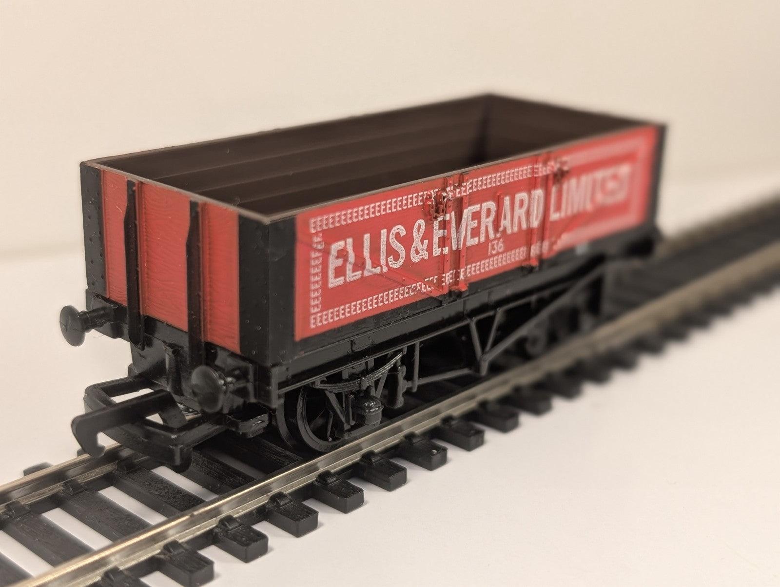 Mainline 37131 OO Gauge 5 Plank Wagon Ellis & Everard Ltd