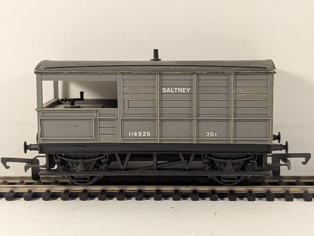 Hornby OO Gauge GWR 20t Toad Brake Van 'Saltney' 114925 GWR Grey R124