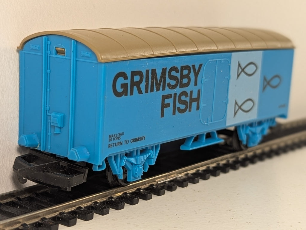 Lima OO Gauge Grimsby Fish Van Goods Wagon N82642H Grimsby Fish Blue