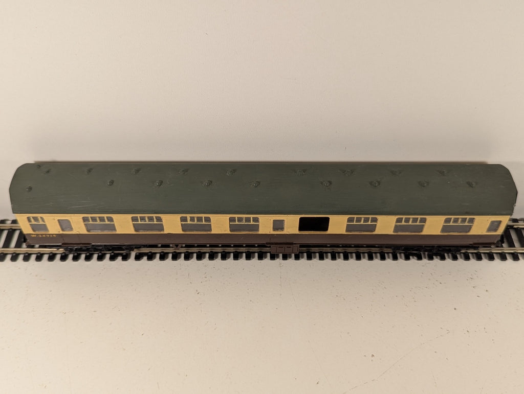 Kitmaster OO Gauge BR Mk1 Corridor Coach Chocolate & Cream