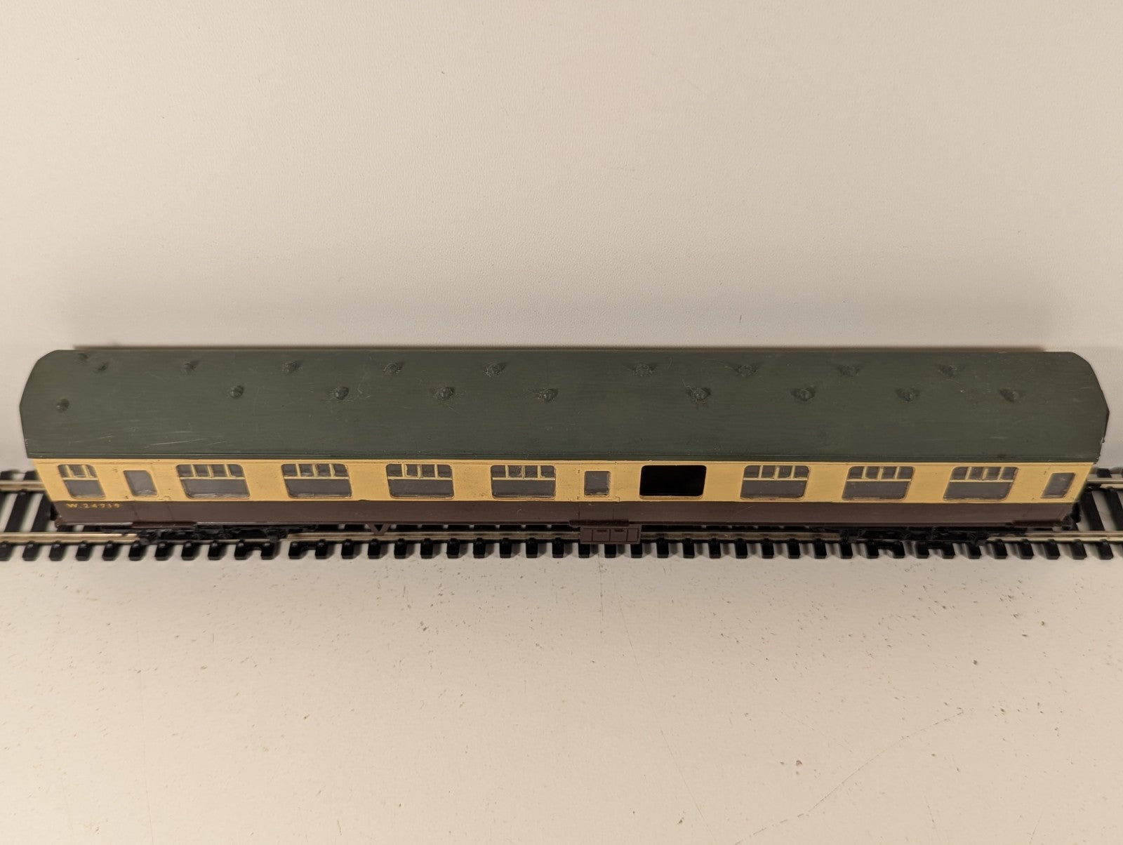 Kitmaster OO Gauge BR Mk1 Corridor Coach Chocolate & Cream