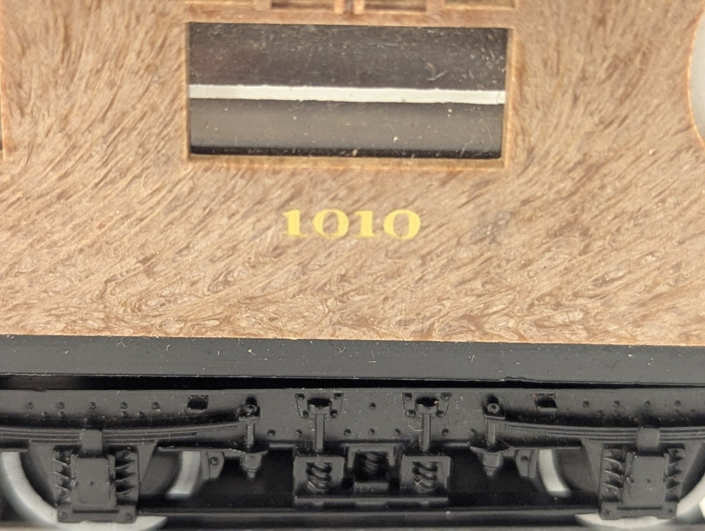 Hornby OO Gauge Gresley Composite Coach Passenger Coach 1010 LNER Teak R477