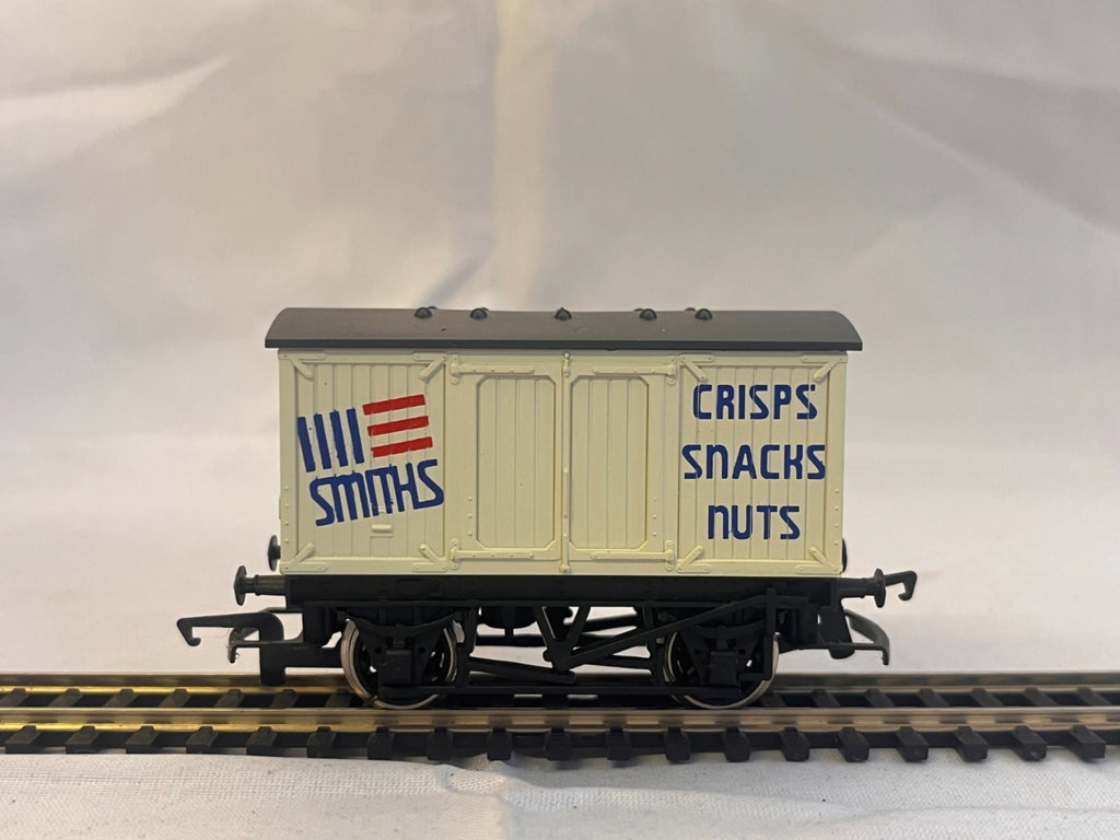 Hornby OO Gauge Smiths Crisps Closed Wagon Boxed