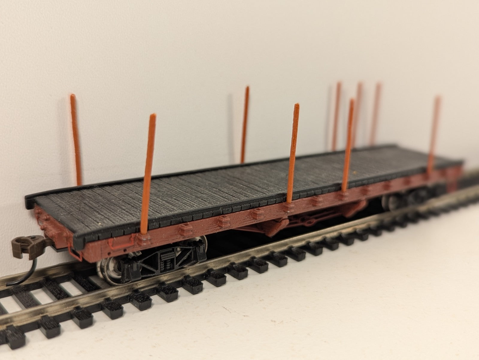 Bachmann HO Gauge Red Flatbed Log Wagon missing skeletal pillars