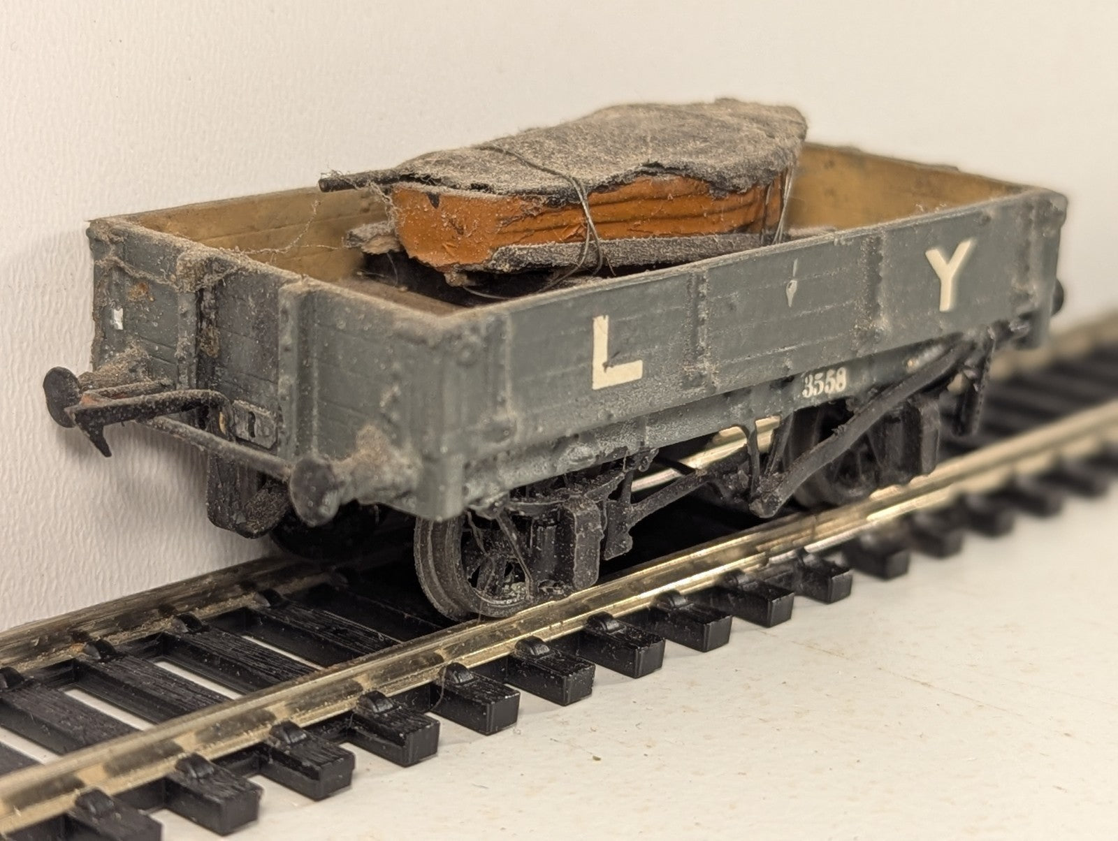 Kitbuilt Lancashire & Yorkshire Railway 3-Plank Open Wagon with Boat load
