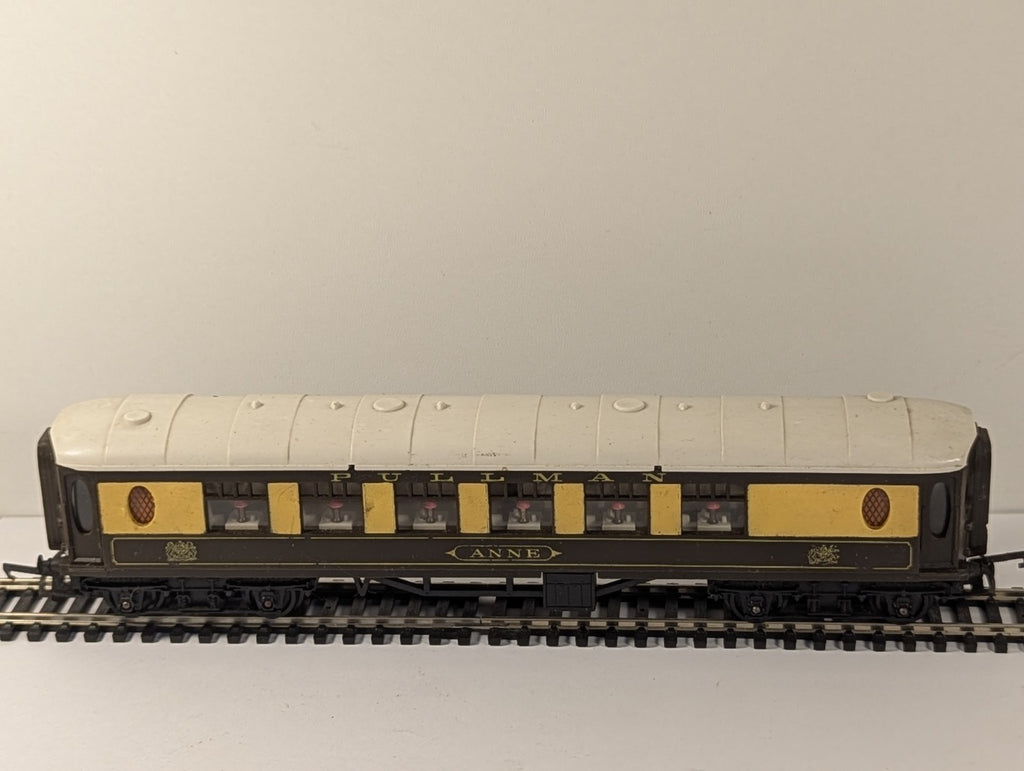 Hornby R228 OO Gauge Pullman 1st Class Parlour Car Anne