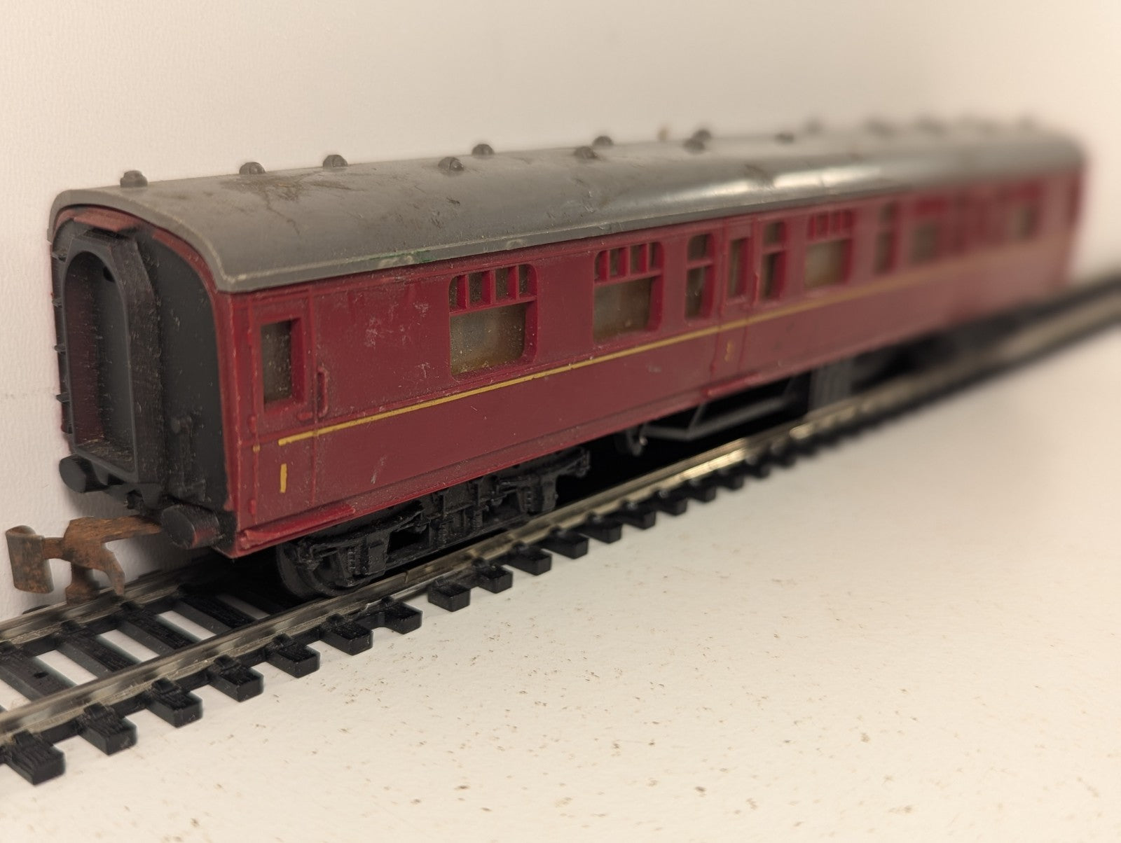 Jouef Playcraft HO Gauge BR Maroon Composite Coach Passenger Coach 15100