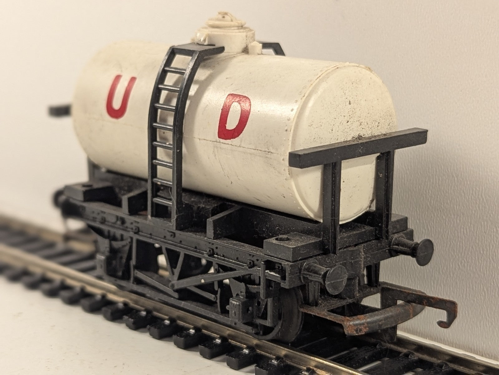 Hornby OO Gauge R080 United Dairies UD Milk Tank Wagon