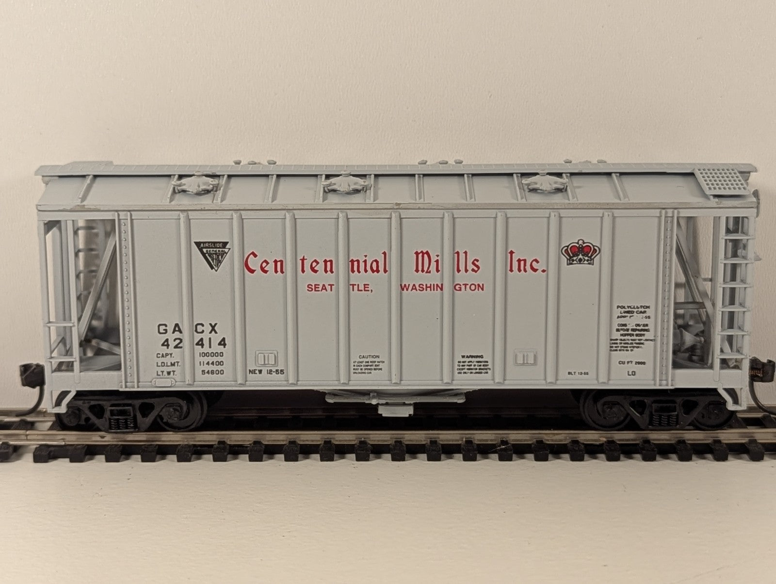 Walthers 39ft Single-Bay Airslide Covered Hopper – Centennial Mills Inc. #42414