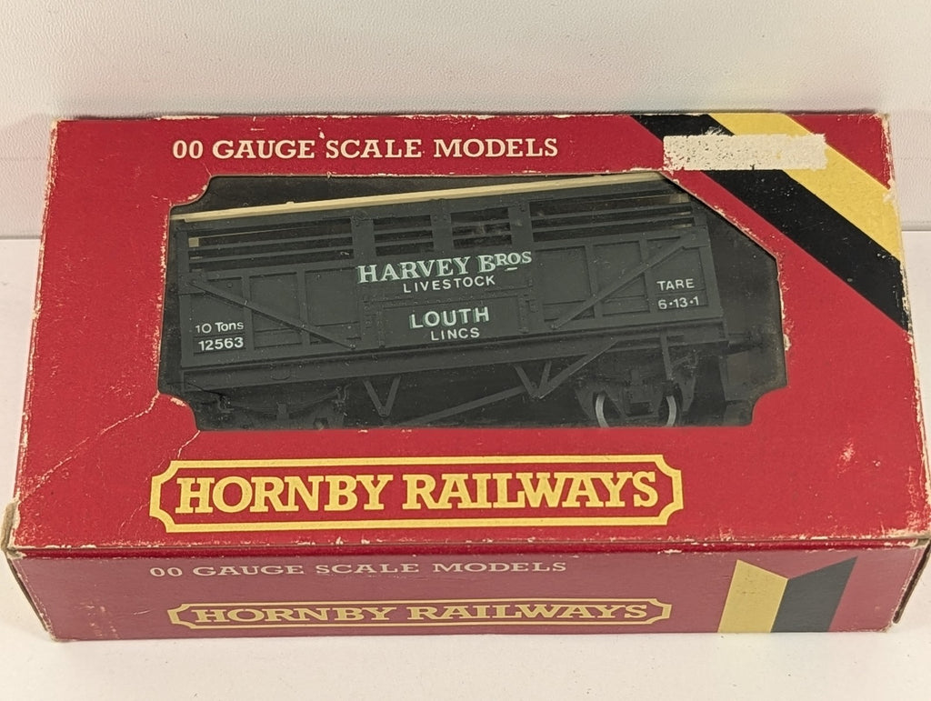 Hornby OO Gauge Harvey Bros Livestock Wagon Cattle Wagon 12563 Harvey Bros Green