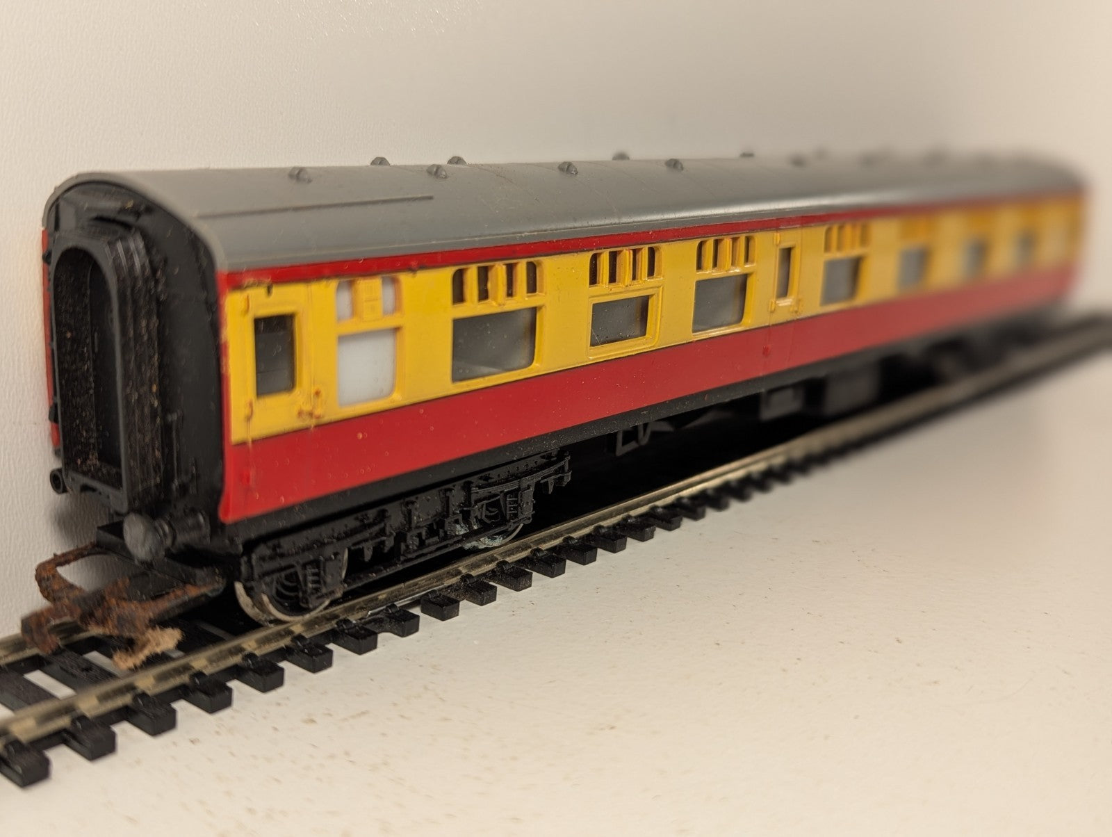 Hornby OO Gauge LMS Composite Coach Passenger Coach 15210 BR Crimson