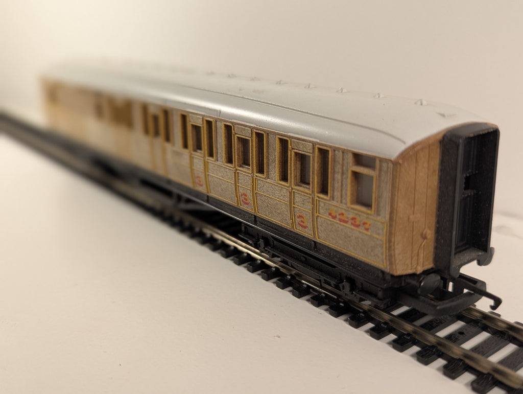 Hornby R4333 LNER Teak Brake Coach – 4237
