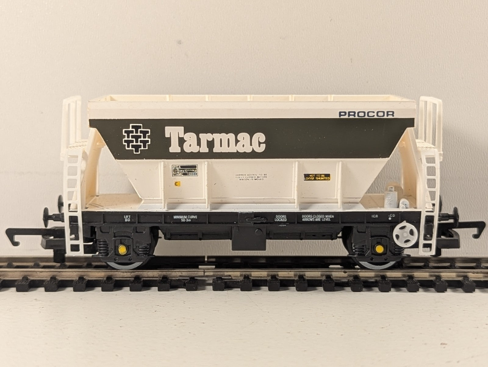 Hornby OO Gauge PGA Hopper Wagon Goods Wagon TAMC 14865 Tarmac R014