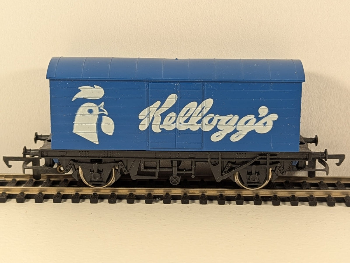 Hornby R222 OO Gauge Long Wheelbase Van – Kellogg’s