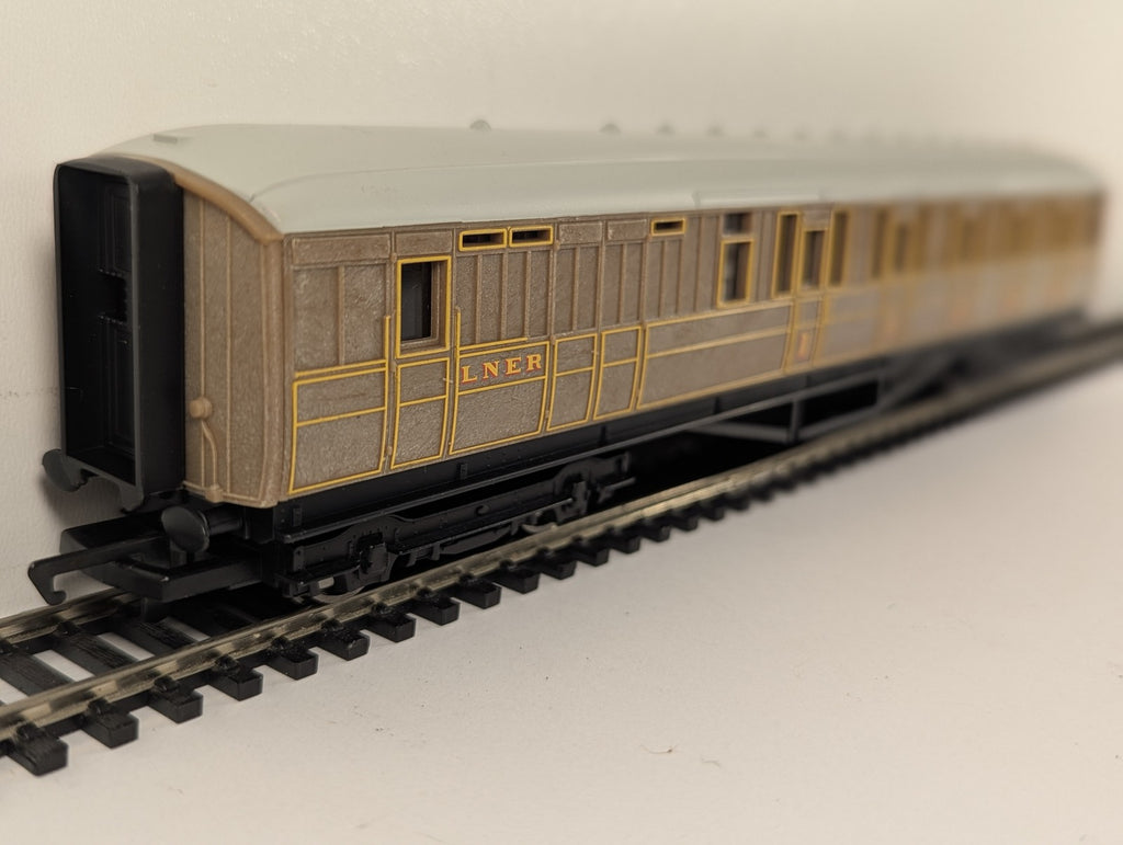 Hornby OO Gauge LNER Teak Composite Coach Passenger Coach 4237 R477