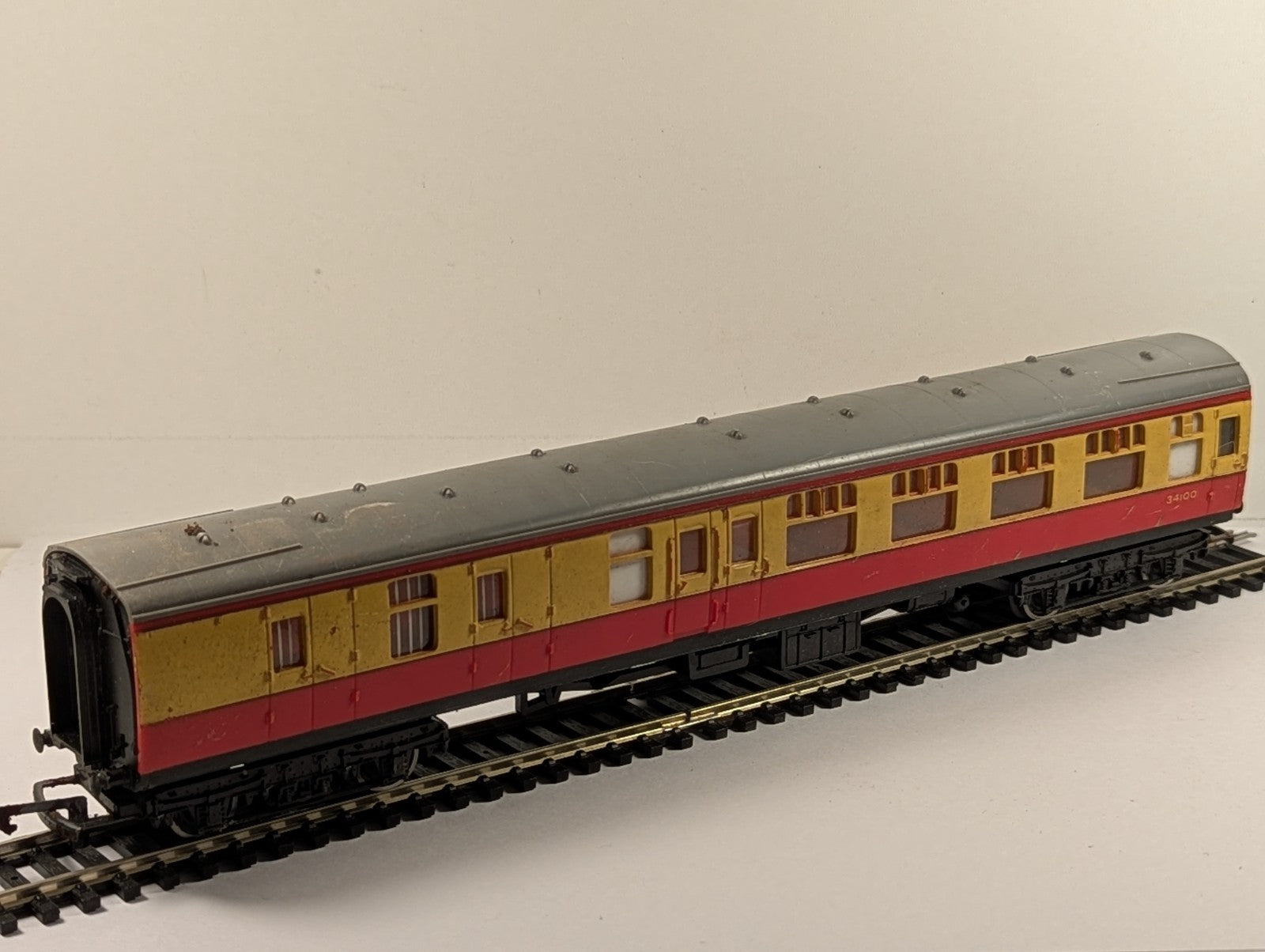 Hornby BR Mk1 BSK Brake Second Corridor Passenger Coach Crimson/ Cream