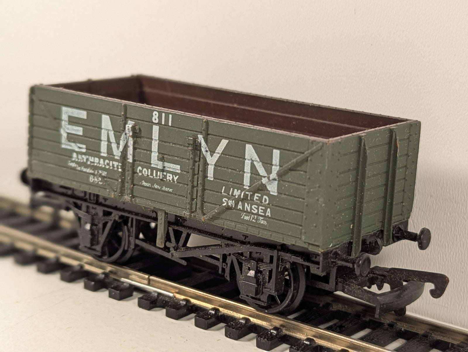 Dapol B170 OO Gauge Emlyn Anthracite Colliery 7 Plank Wagon
