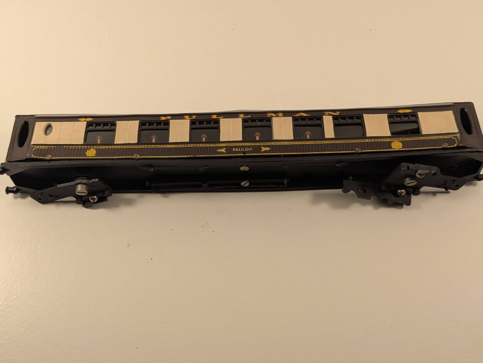 Graham Farish “Pauline” Pullman Coach – Missing Wheels – OO Gauge
