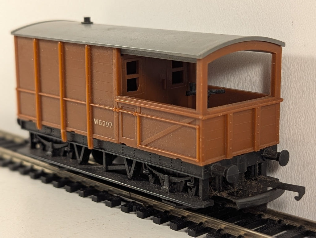 Tri-ang R124 OO Gauge BR Toad Brake Van Brown