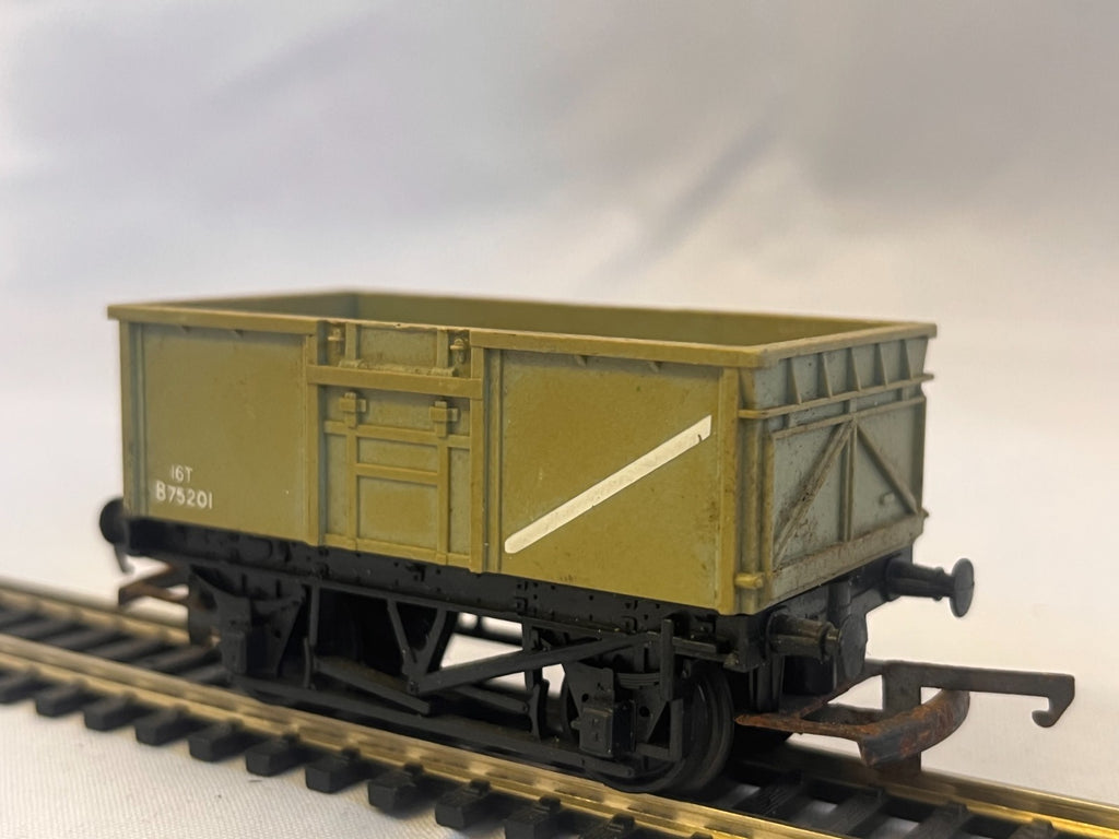 Hornby R243 OO Gauge Mineral Wagon Grey